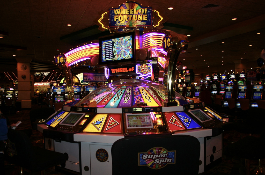 カジノで楽しいスロットゲームを体験。 (Tammy Sue/PublicDomainPictures)